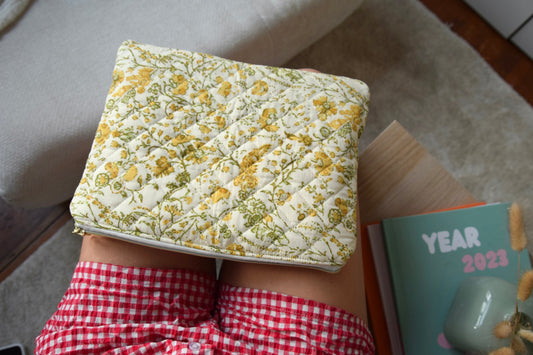 Housse pour Ipad 11 pouces en tissu fleuri et matelassé écru et jaune - Maisonlili