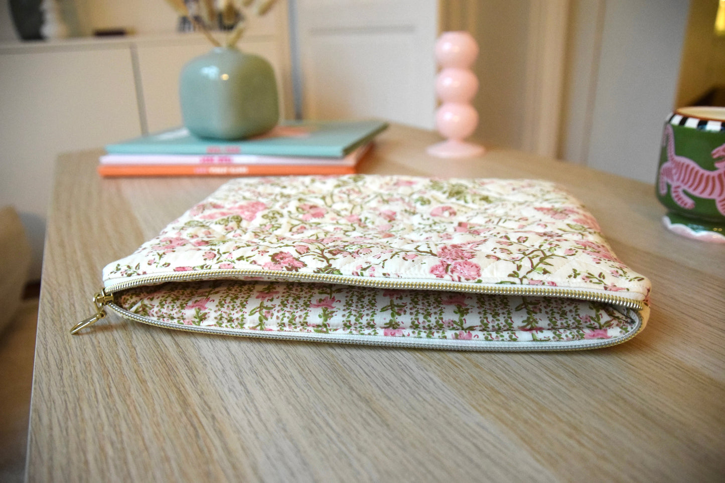 Housse pour Ipad 11 pouces en tissu fleuri et matelassé écru et rosé - Maisonlili