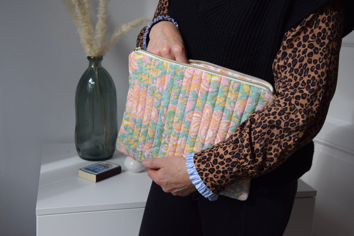 Housse pour Ipad 11 pouces en tissu fleuri et matelassé menthe et rosé - Maisonlili