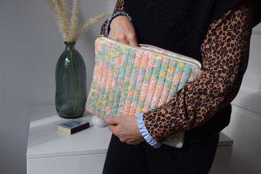 Housse pour Ipad 11 pouces en tissu fleuri et matelassé menthe et rosé - Maisonlili