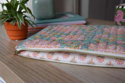 Housse pour Ipad 11 pouces en tissu fleuri et matelassé menthe et rosé - Maisonlili