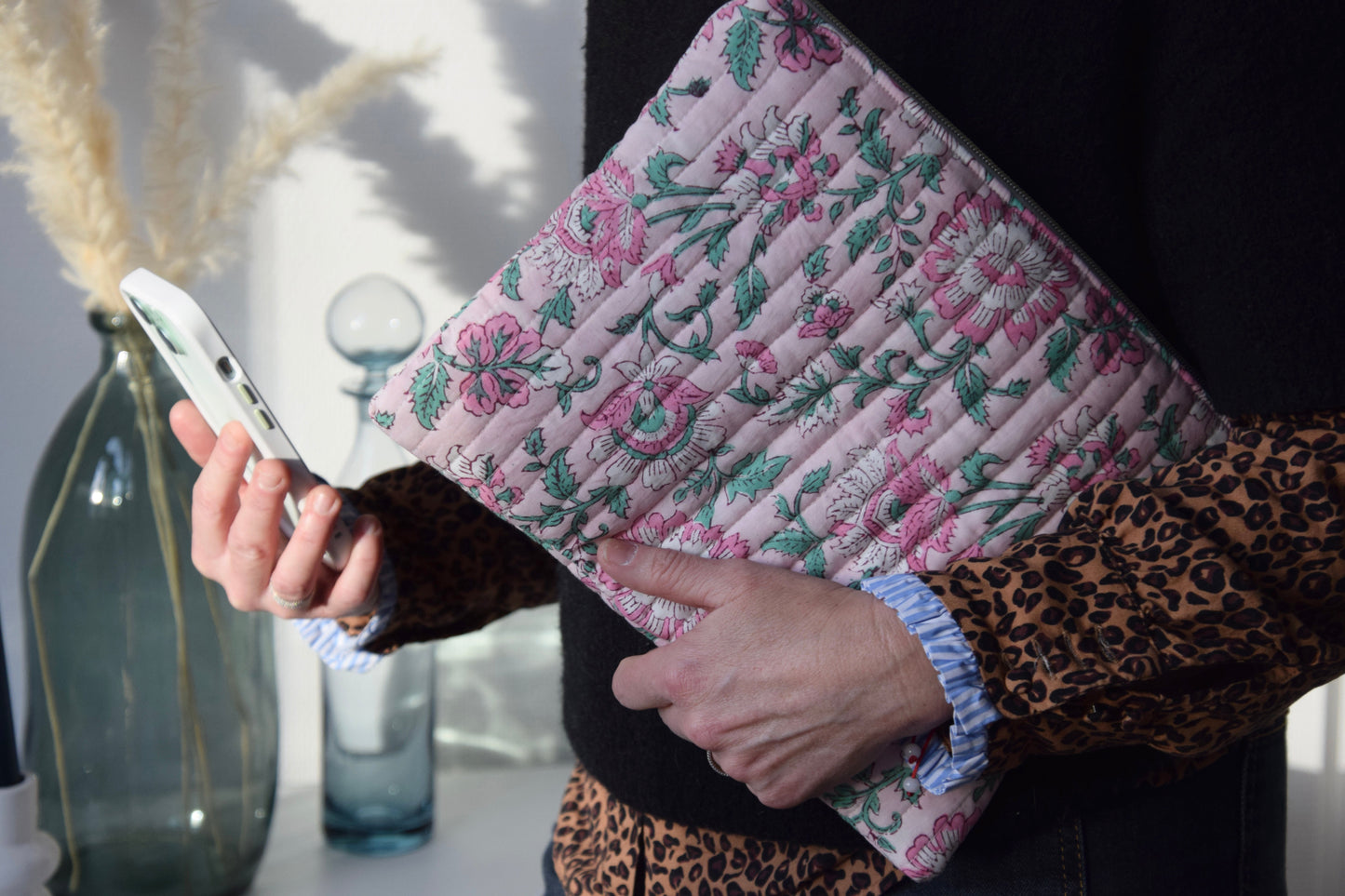 Housse pour Ipad 11 pouces en tissu fleuri et matelassé rose - Maisonlili