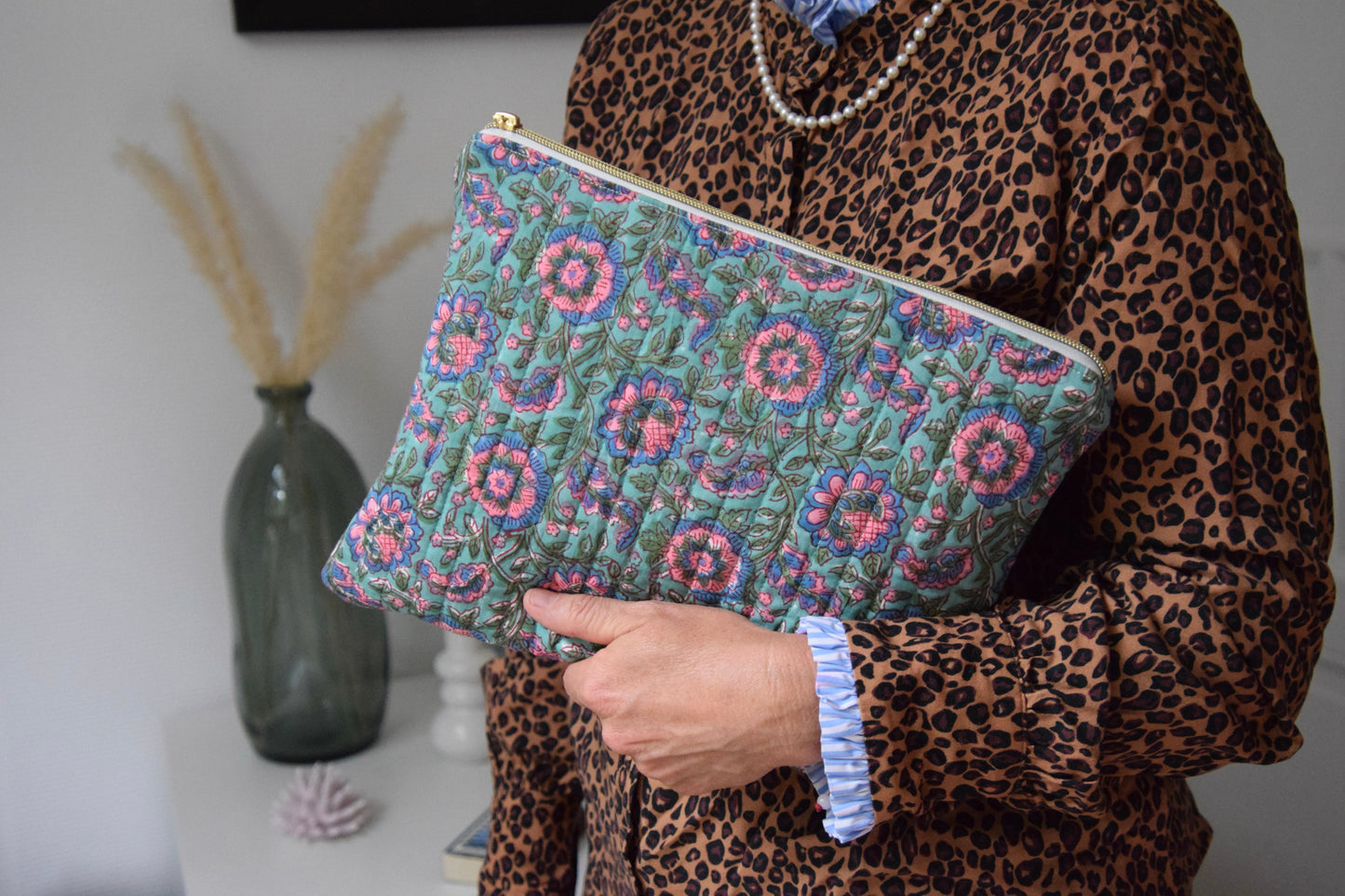 Housse pour Ipad 11 pouces en tissu fleuri et matelassé vert d'eau - Maisonlili