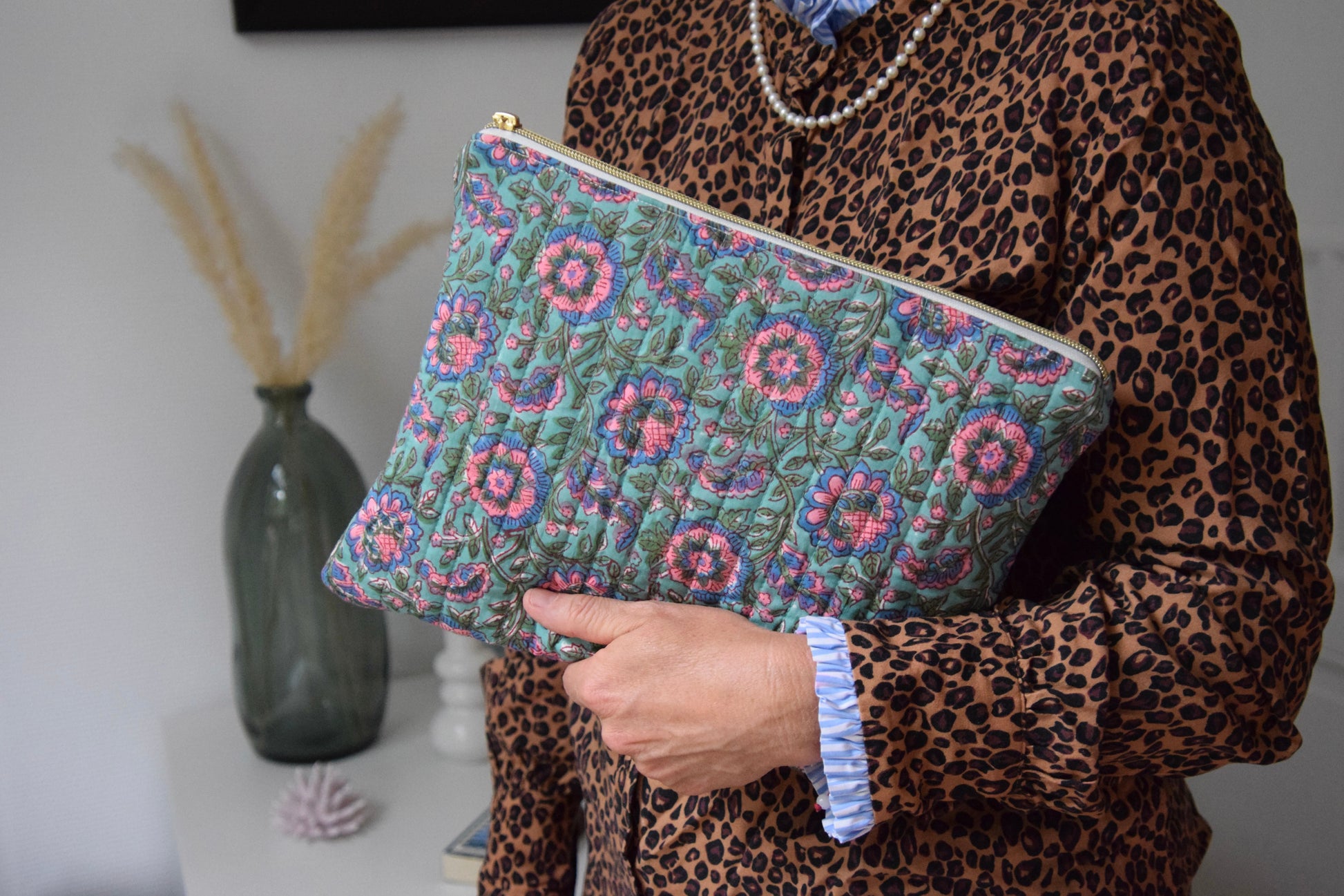 Housse pour Ipad 11 pouces en tissu fleuri et matelassé vert d'eau - Maisonlili