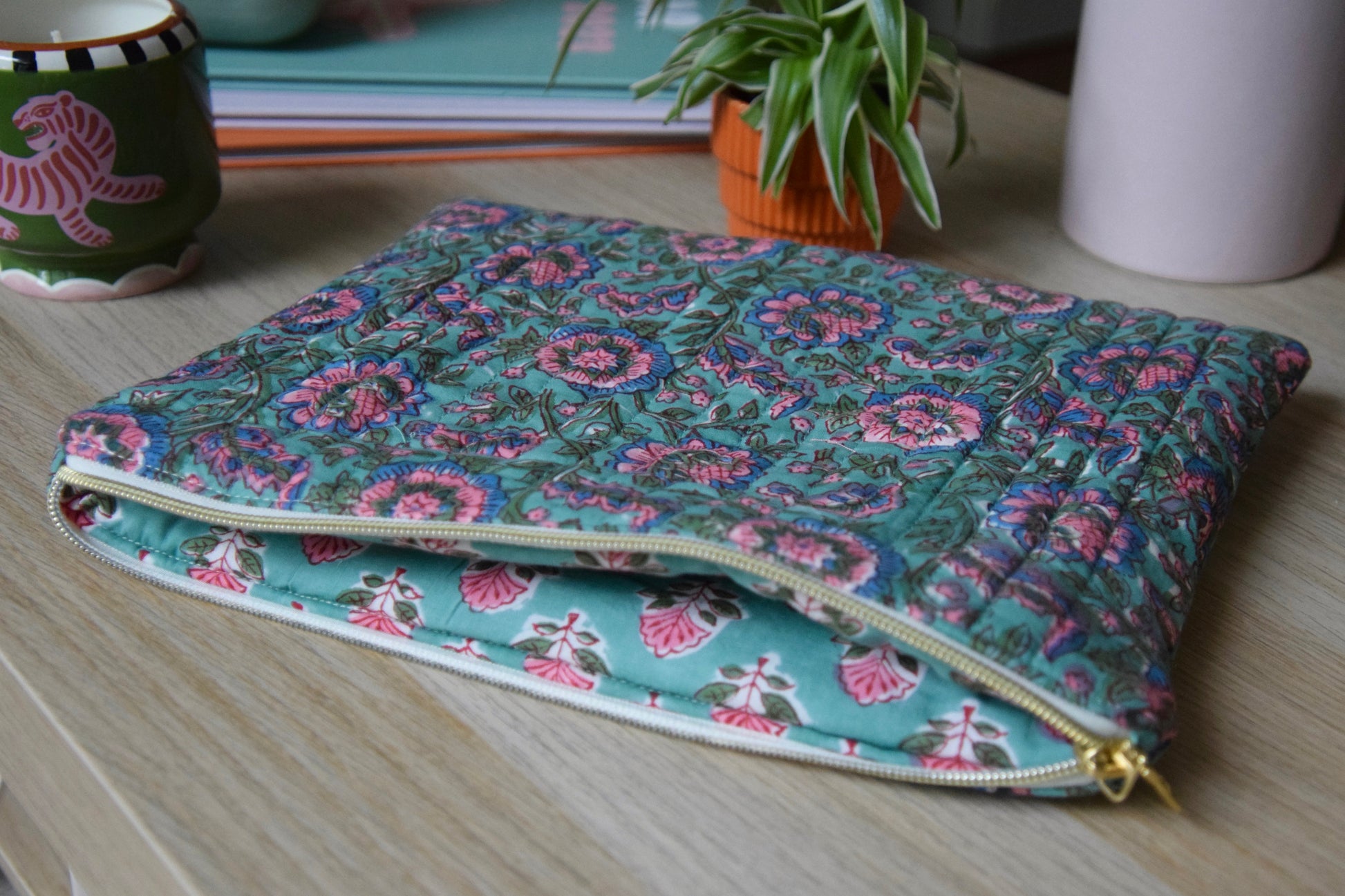 Housse pour Ipad 11 pouces en tissu fleuri et matelassé vert d'eau - Maisonlili