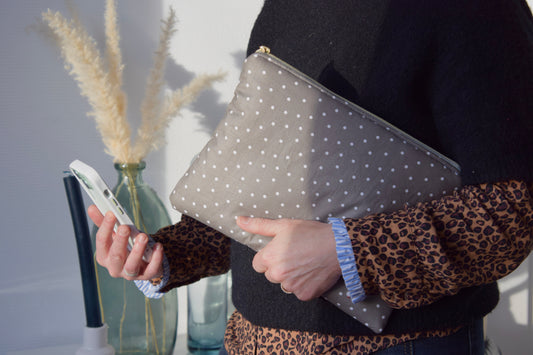 Housse pour Ipad 11 pouces en tissu polka dots couleur taupe - Maisonlili