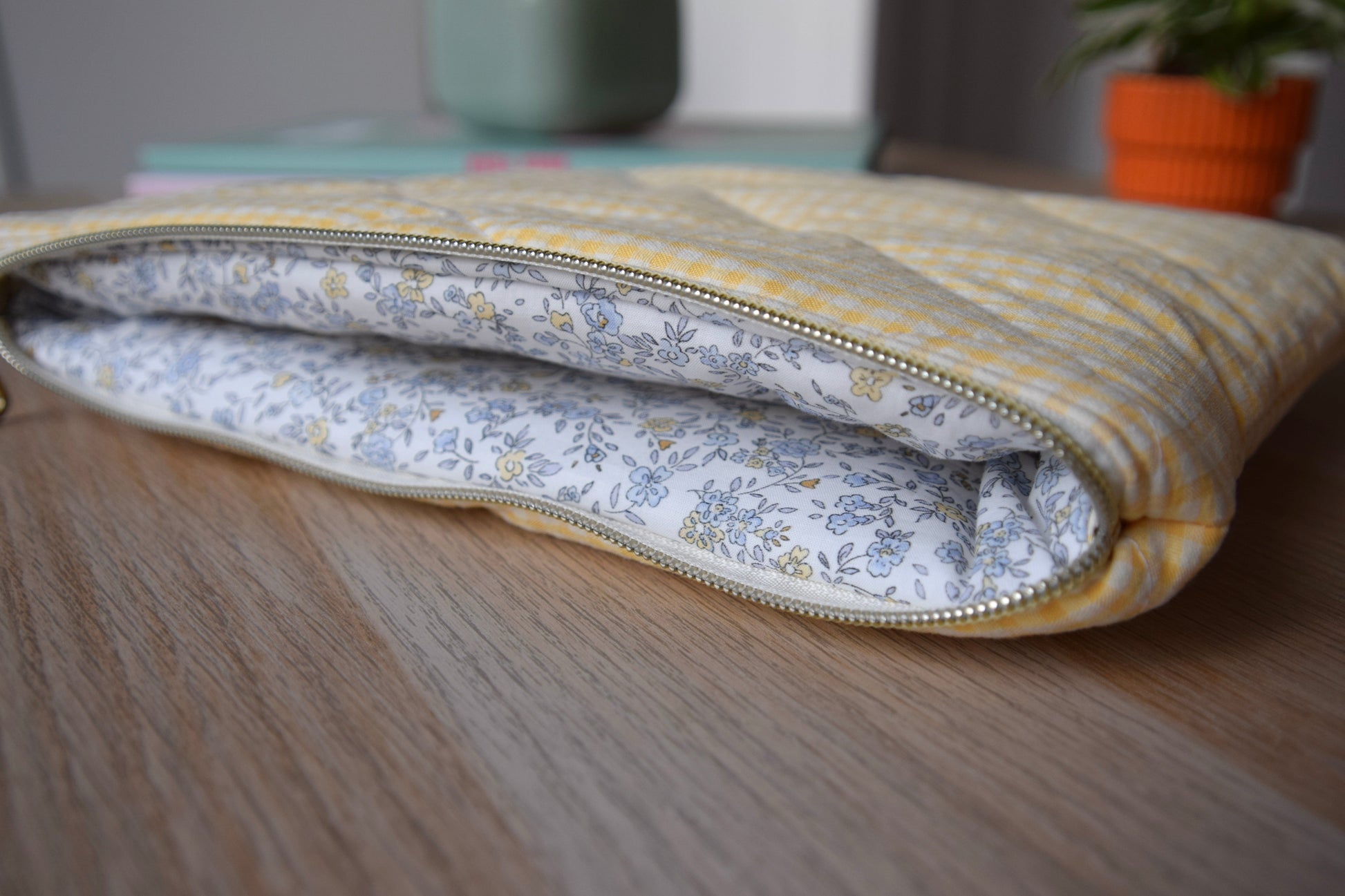 Housse pour Ipad 11 pouces en tissu vichy jaune, à l'intérieur fleuri - Maisonlili