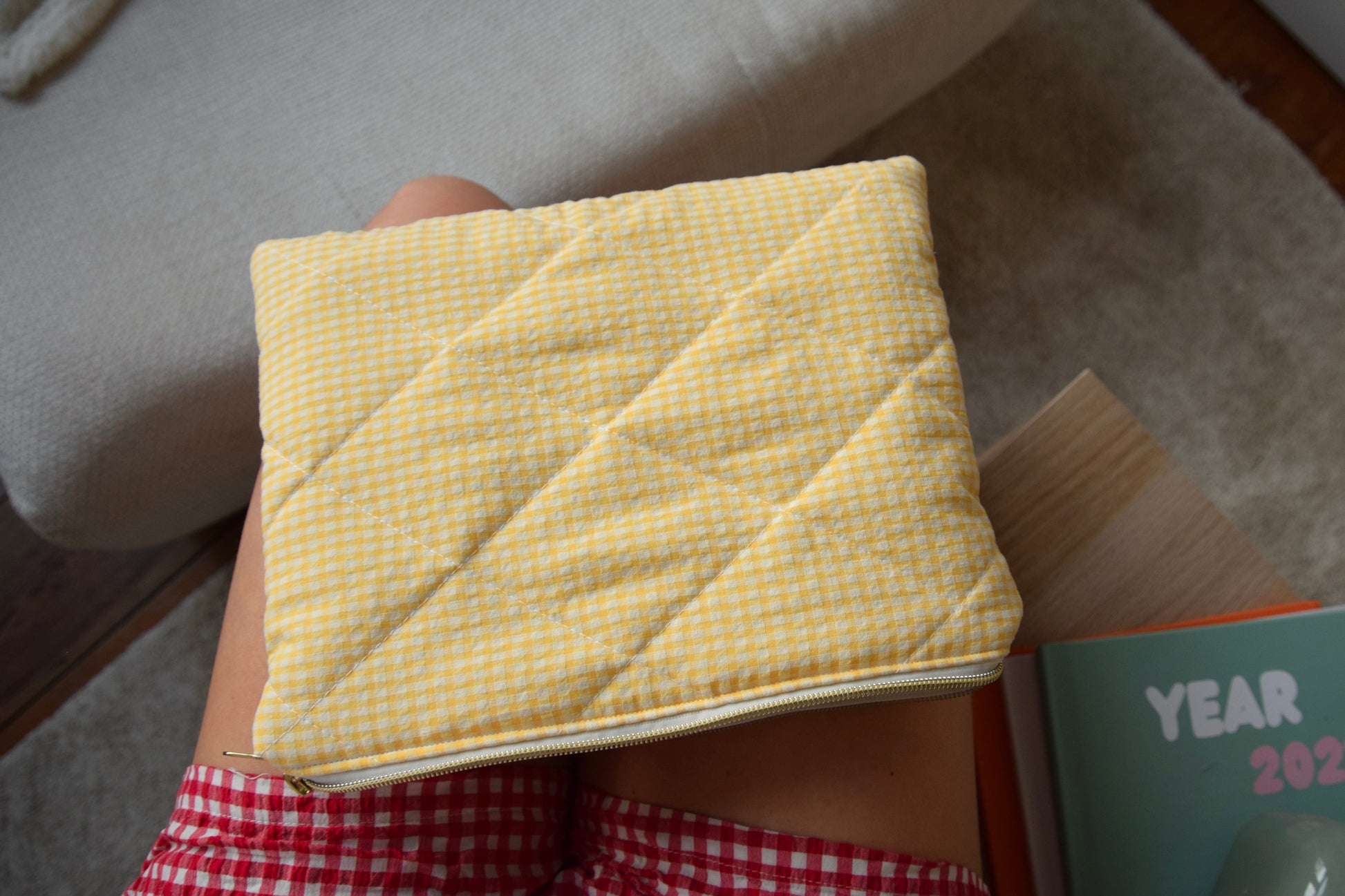 Housse pour Ipad 11 pouces en tissu vichy jaune, à l'intérieur fleuri - Maisonlili