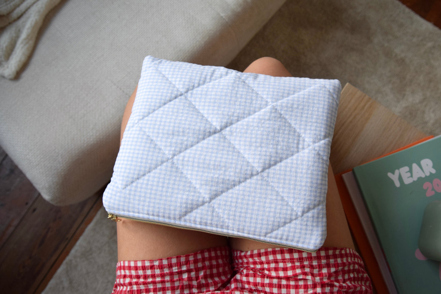Housse pour Ipad 11 pouces en vichy bleu, intérieur fleuri - Maisonlili
