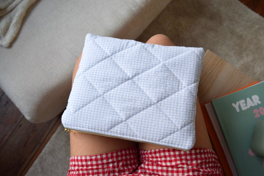 Housse pour Ipad 11 pouces en vichy bleu, intérieur fleuri - Maisonlili