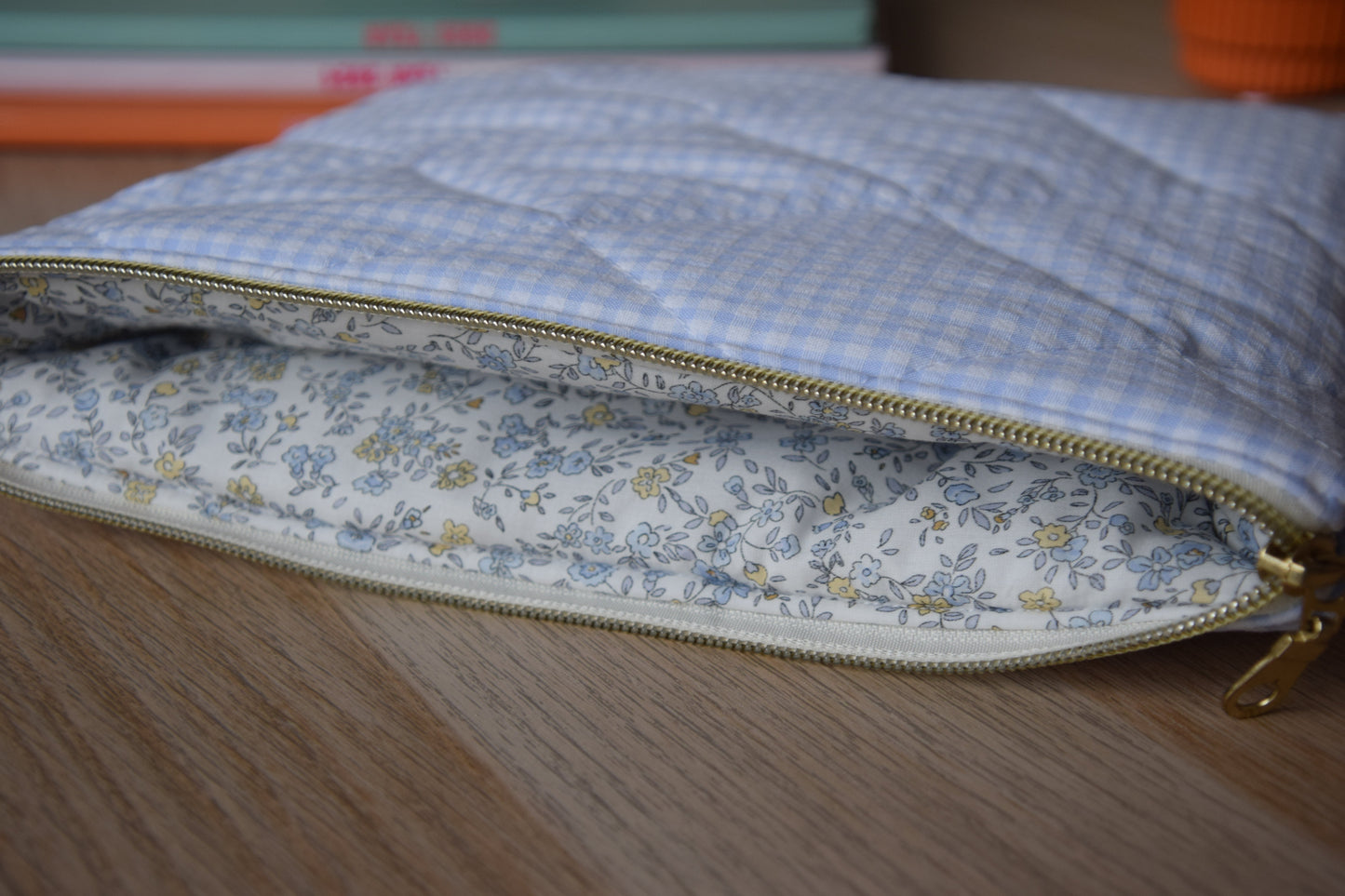 Housse pour Ipad 11 pouces en vichy bleu, intérieur fleuri - Maisonlili