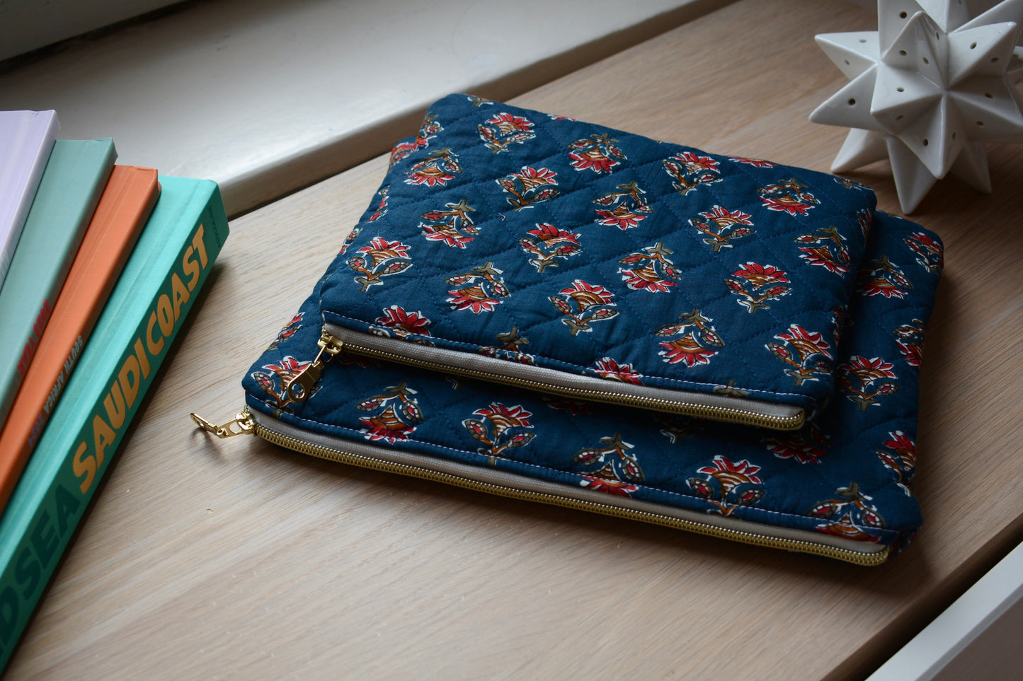 Housse pour Ipad en tissu matelassé à fleurs bleues et rouges - Maisonlili