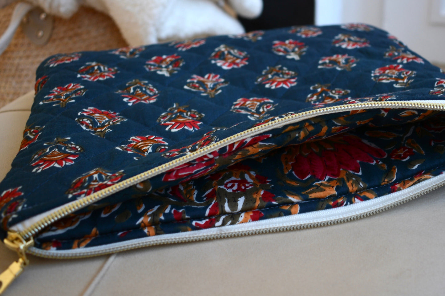 Housse pour Ipad en tissu matelassé à fleurs bleues et rouges - Maisonlili
