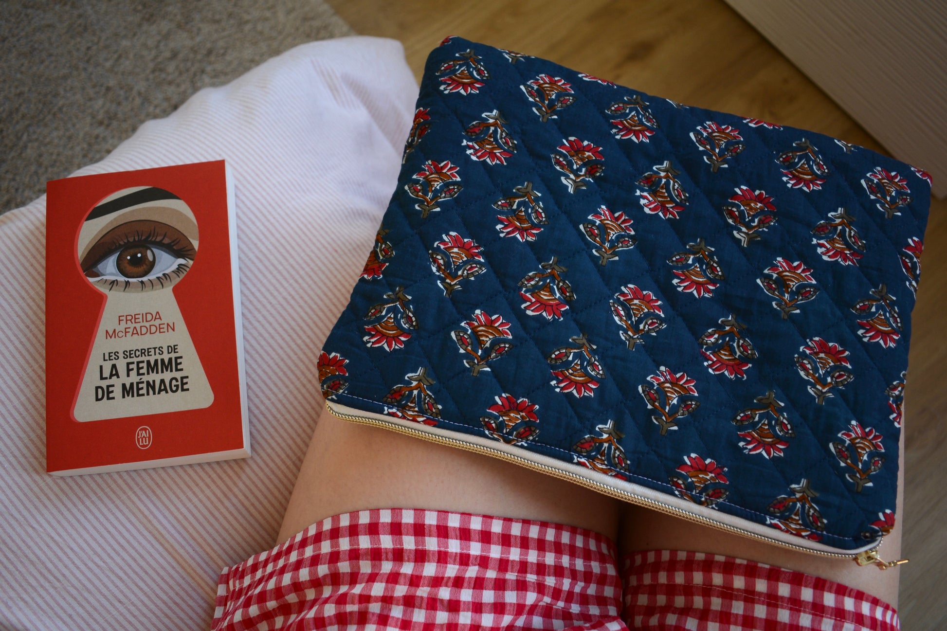 Housse pour Ipad en tissu matelassé à fleurs bleues et rouges - Maisonlili