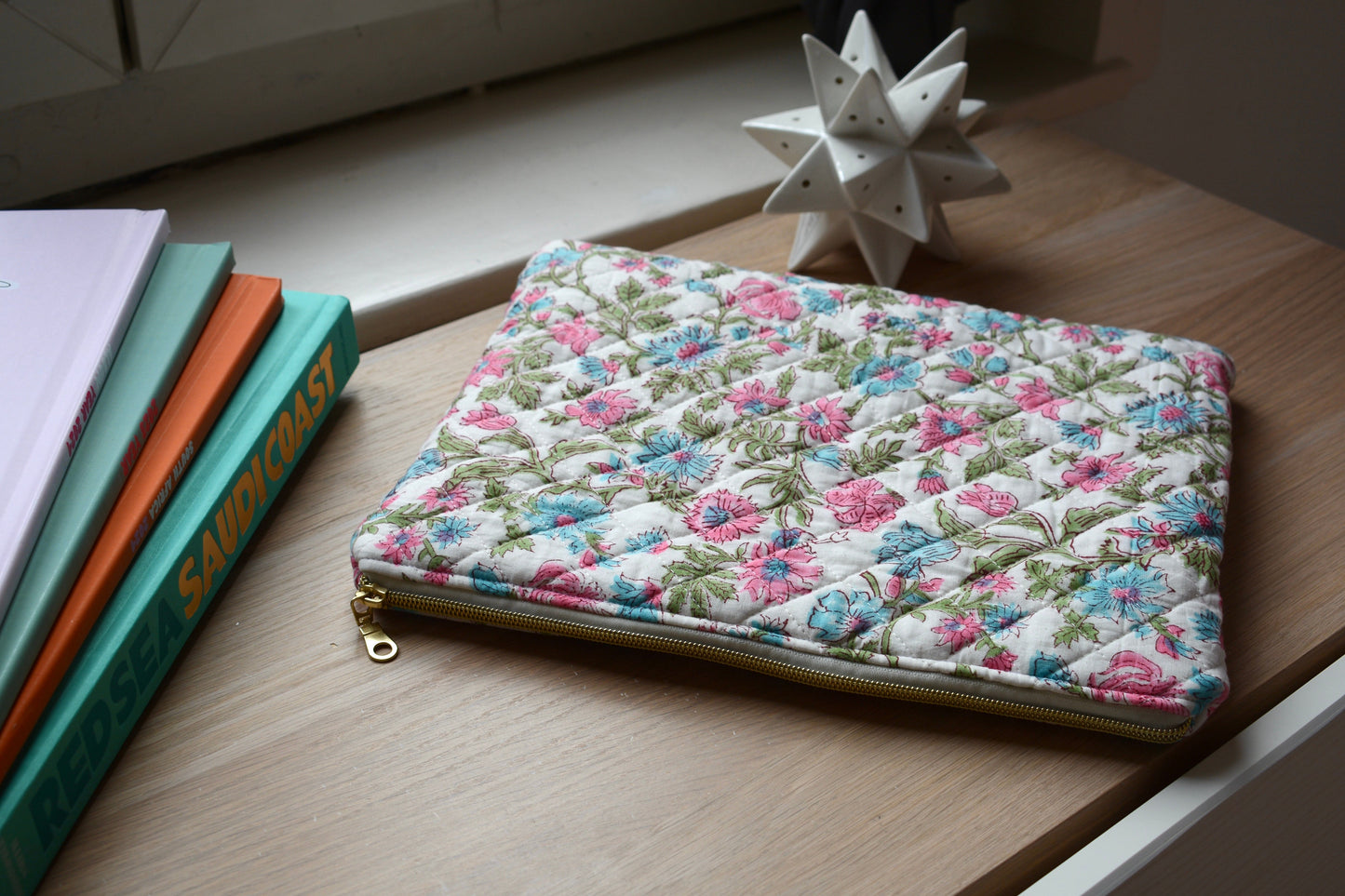 Housse pour Ipad en tissu matelassé à fleurs, intérieur rayé bleu - Maisonlili