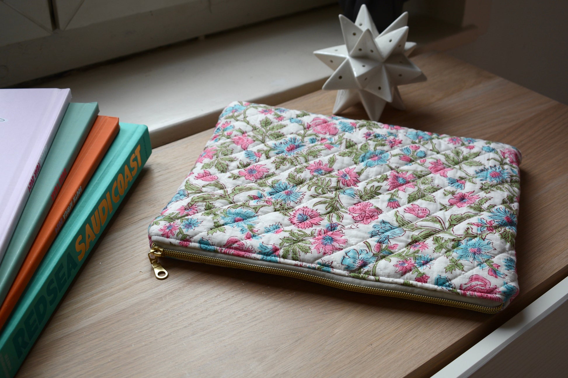 Housse pour Ipad en tissu matelassé à fleurs, intérieur rayé bleu - Maisonlili