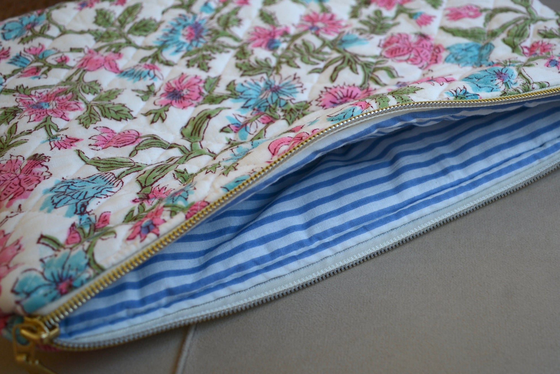 Housse pour Ipad en tissu matelassé à fleurs, intérieur rayé bleu - Maisonlili