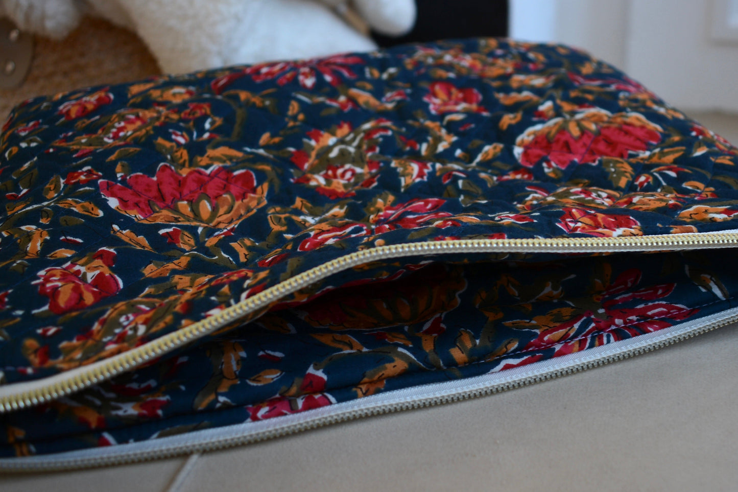 Housse pour Ipad en tissu matelassé à fleurs rouges et bleues - Maisonlili