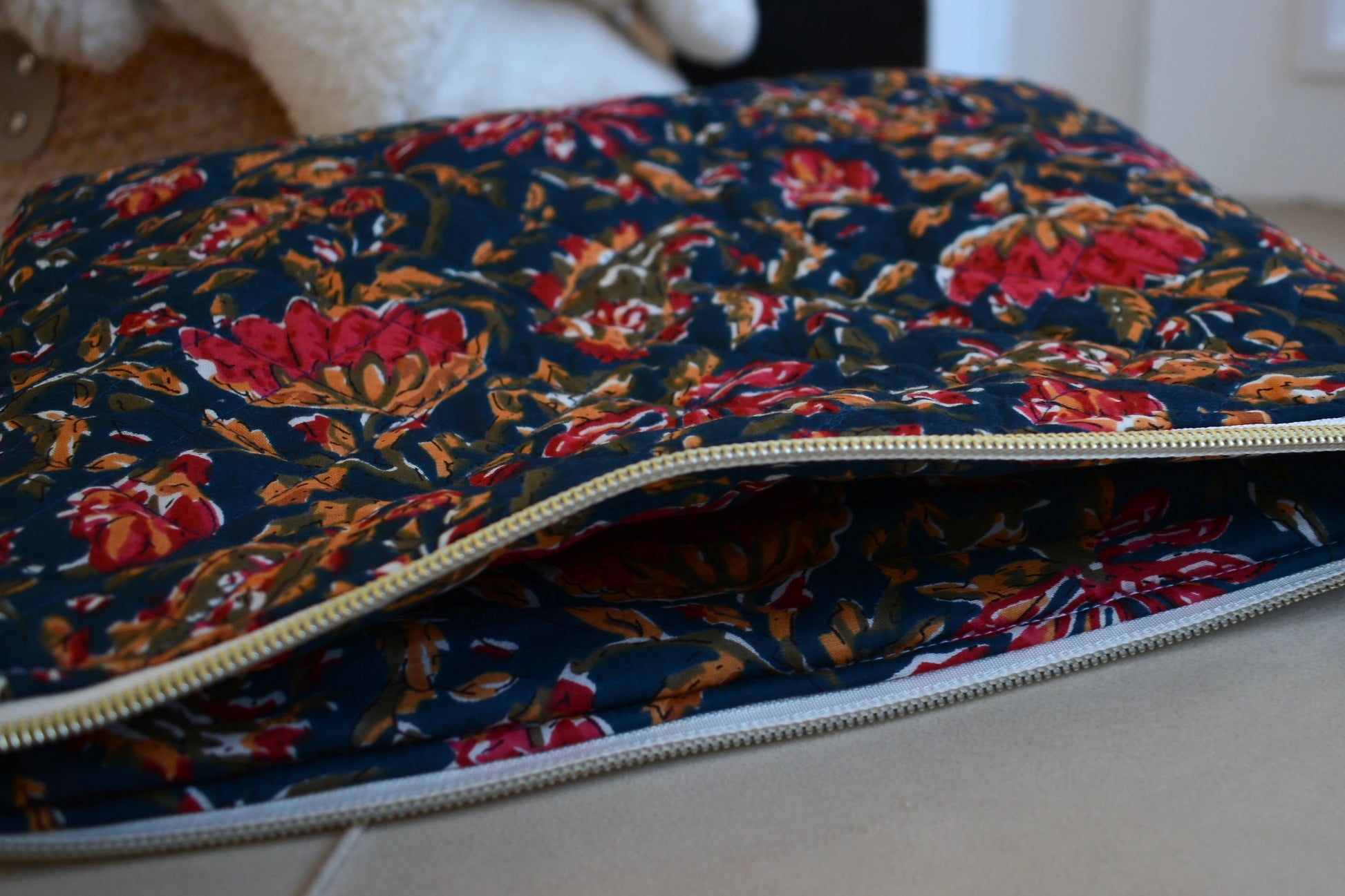 Housse pour Ipad en tissu matelassé à fleurs rouges et bleues - Maisonlili