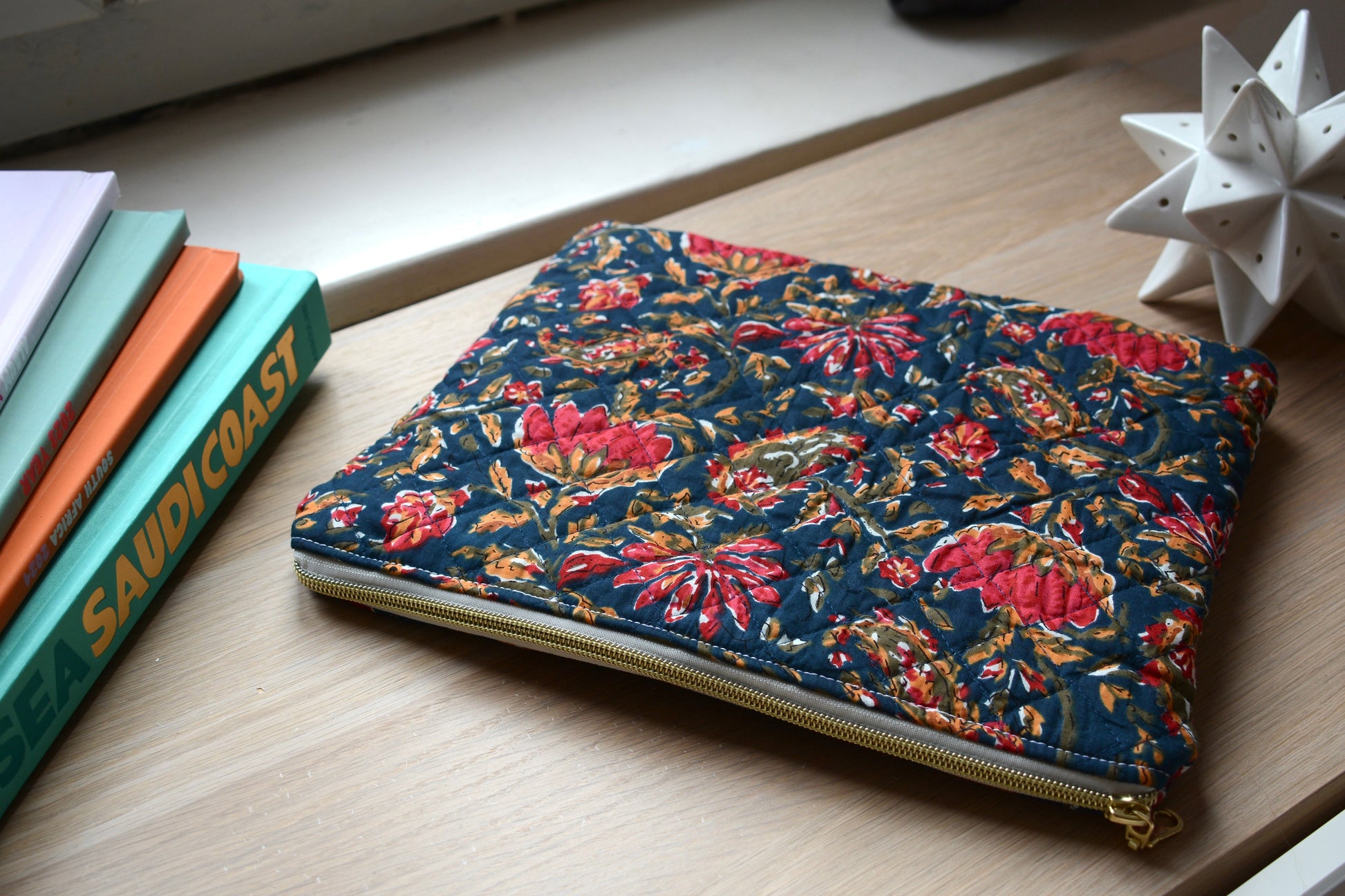 Housse pour Ipad en tissu matelassé à fleurs rouges et bleues - Maisonlili