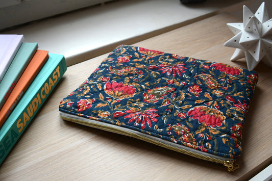 Housse pour Ipad en tissu matelassé à fleurs rouges et bleues - Maisonlili