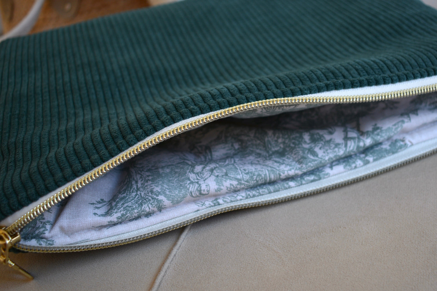 Housse pour Ipad en velours cotelé vert sapin, intérieur toile de jouy - Maisonlili