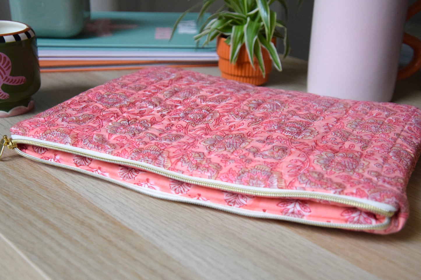 Housse pour ordinateur 13 en tissu fleuri et matelassé rose corail - Maisonlili