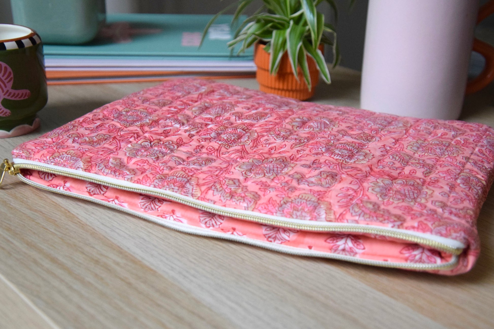 Housse pour ordinateur 13 en tissu fleuri et matelassé rose corail - Maisonlili