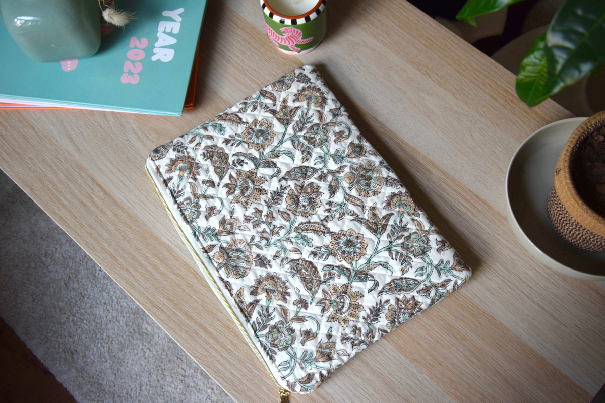 Housse pour ordinateur 13 ou 15 pouces en tissu fleuri et matelassé modèle Inès - Maisonlili