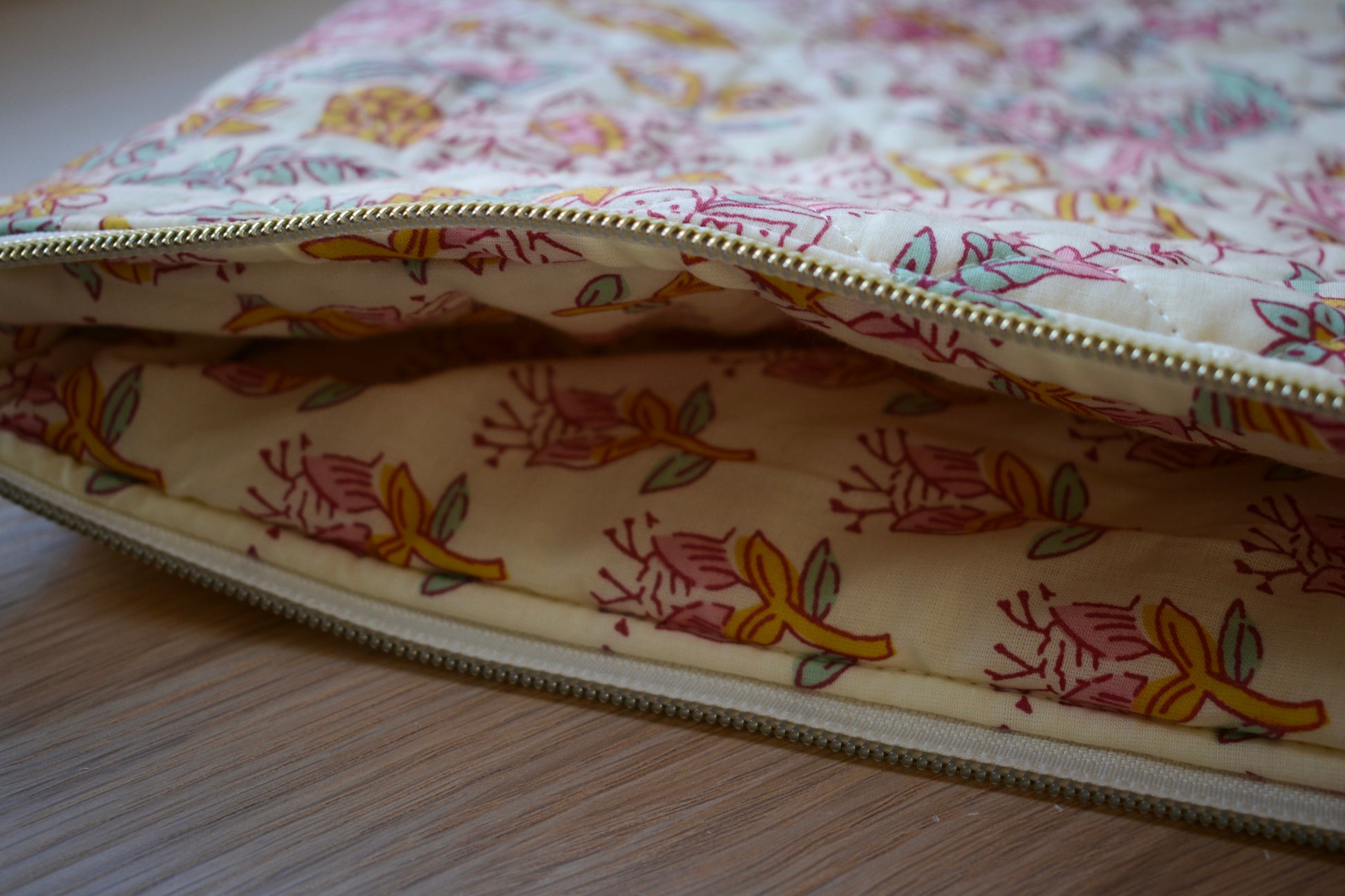 Housse pour ordinateur 13 pouces en tissu fleuri et matelassé aux motifs printaniers - Maisonlili