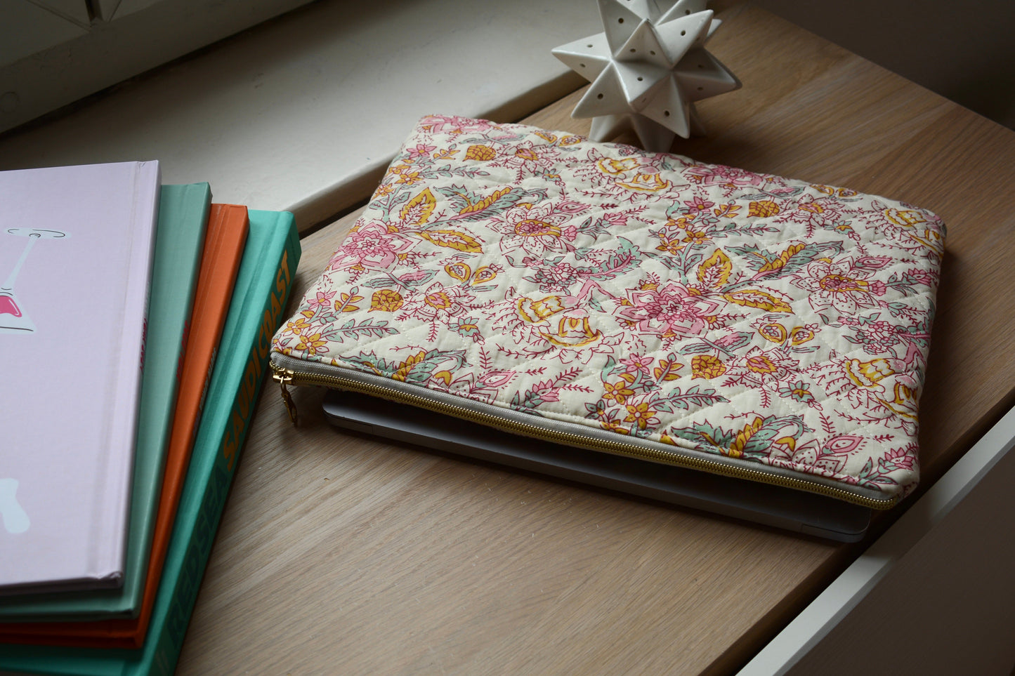 Housse pour ordinateur 13 pouces en tissu fleuri et matelassé aux motifs printaniers - Maisonlili