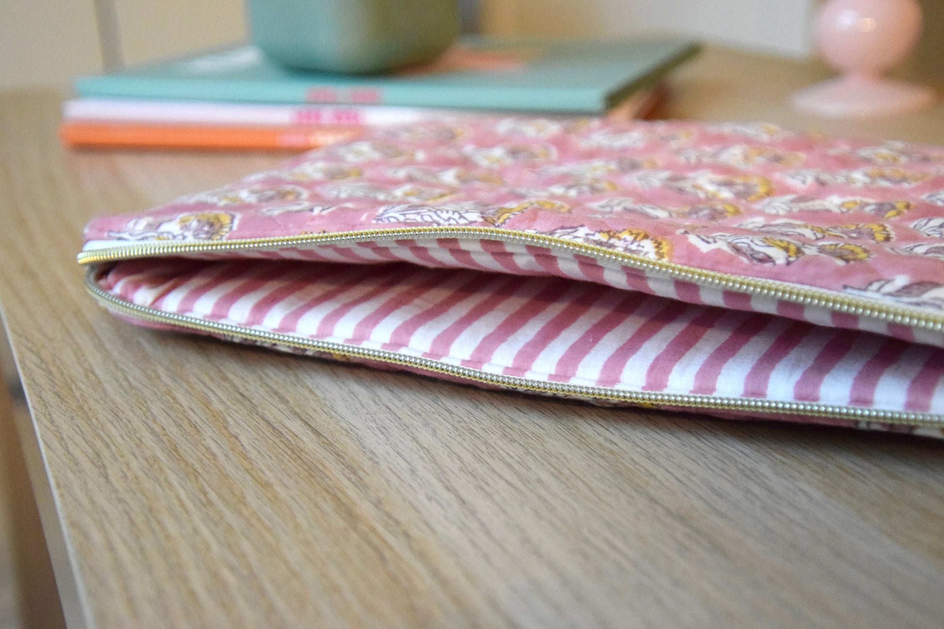 Housse pour ordinateur 13 pouces en tissu fleuri et matelassé aux motifs rosés - Maisonlili