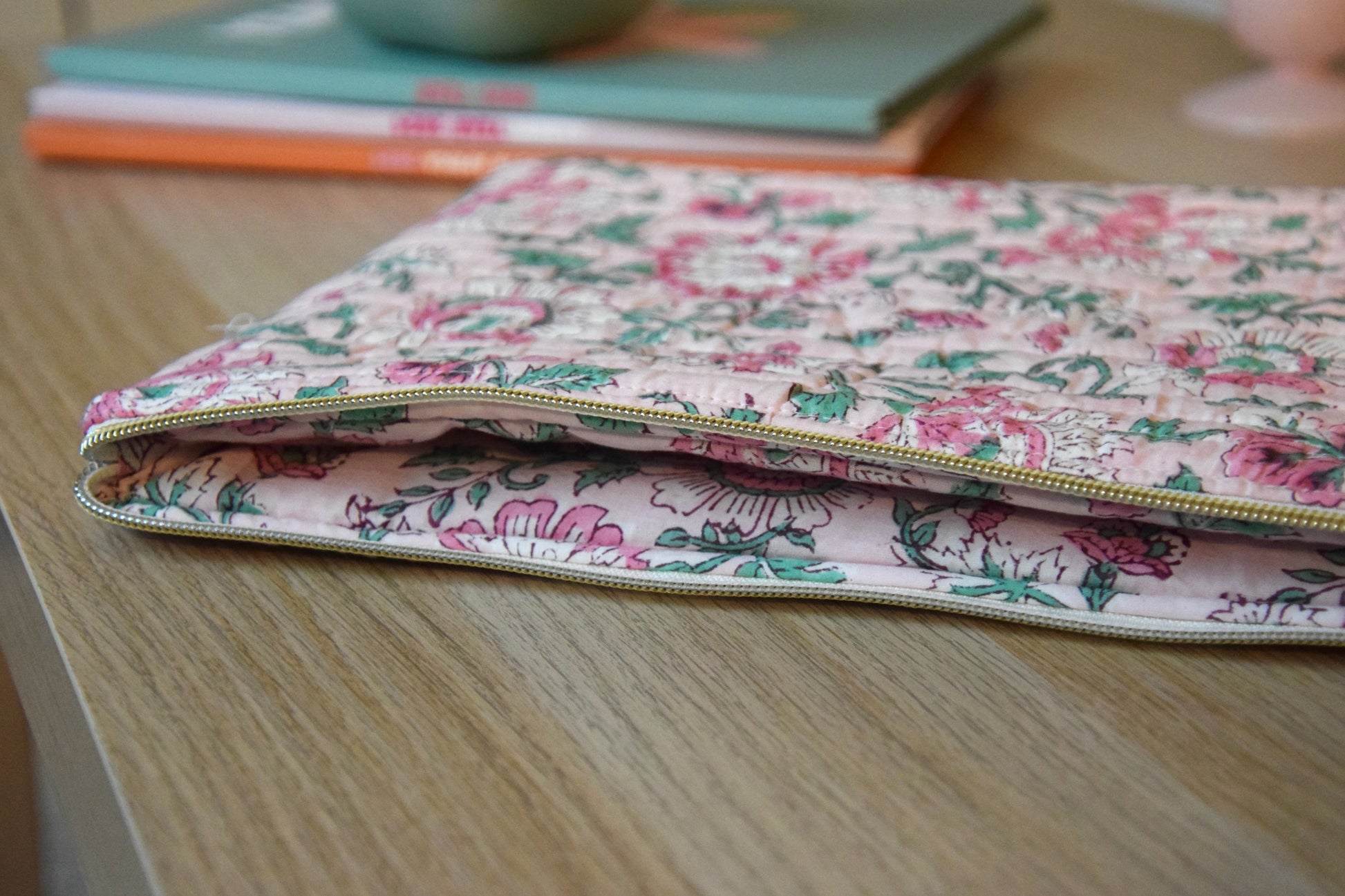 Housse pour ordinateur 13 pouces en tissu fleuri et matelassé aux motifs roses pales - Maisonlili