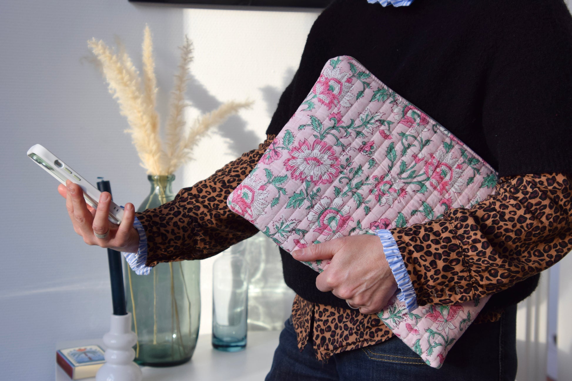 Housse pour ordinateur 13 pouces en tissu fleuri et matelassé aux motifs roses pales - Maisonlili