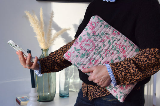 Housse pour ordinateur 13 pouces en tissu fleuri et matelassé aux motifs roses pales - Maisonlili