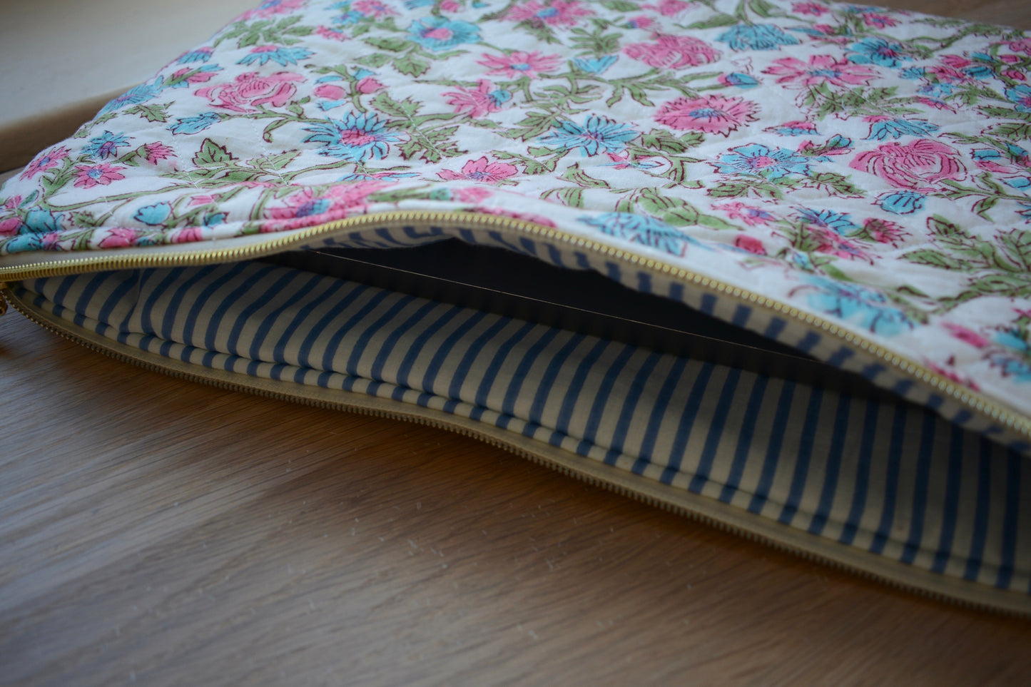 Housse pour ordinateur 13 pouces en tissu fleuri et matelassé bleu, blanc et rose - Maisonlili