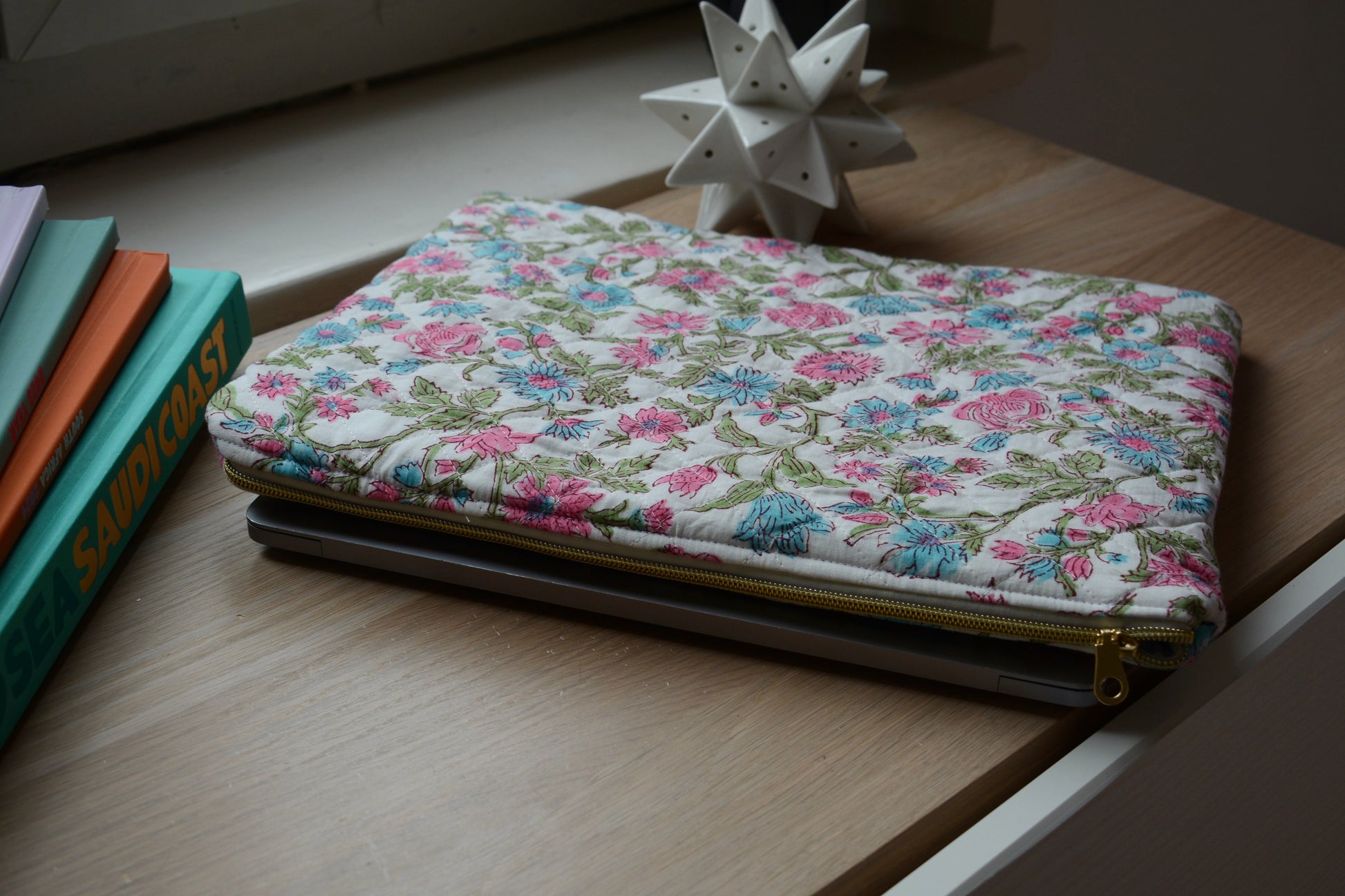 Housse pour ordinateur 13 pouces en tissu fleuri et matelassé bleu, blanc et rose - Maisonlili
