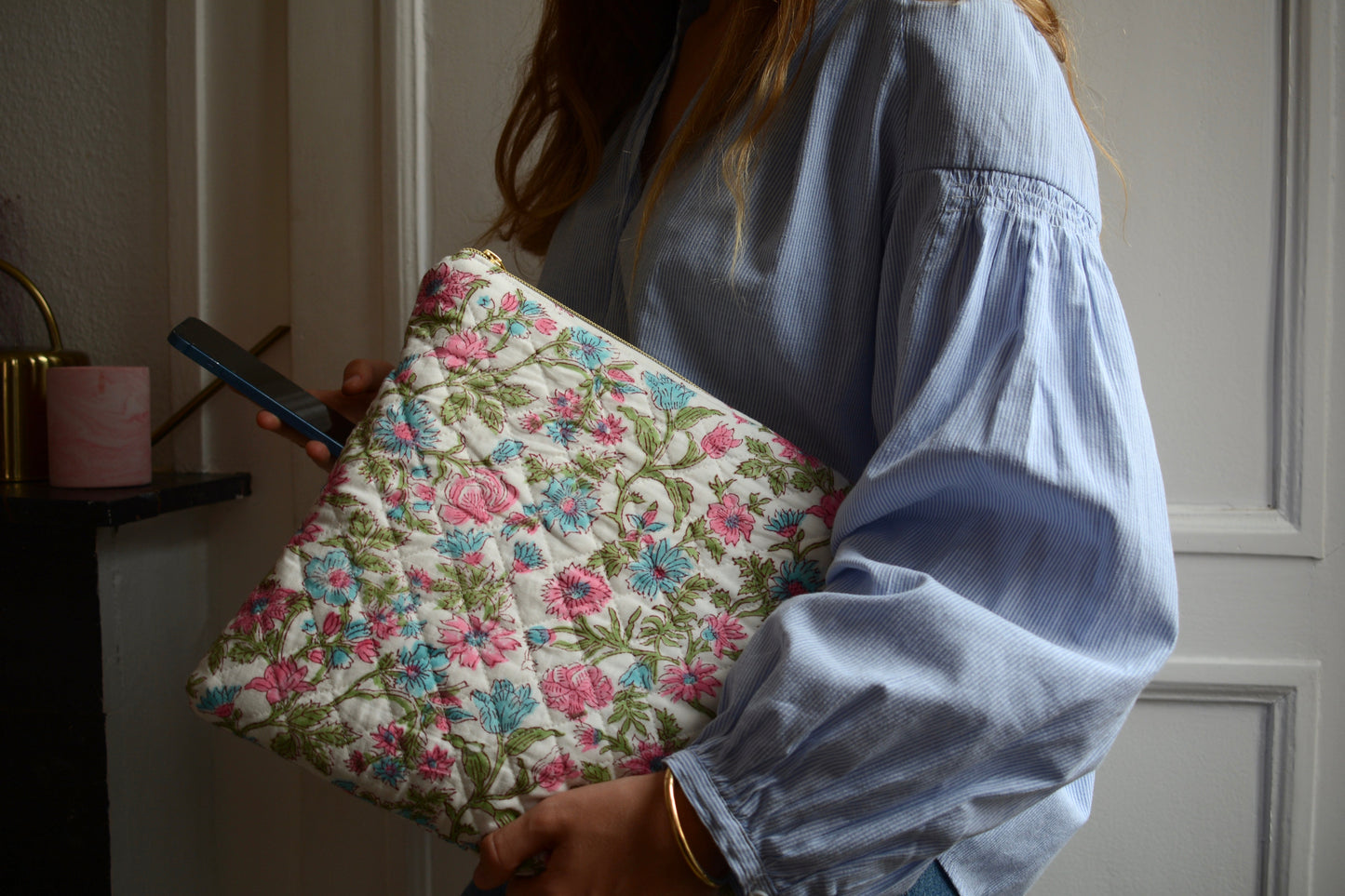 Housse pour ordinateur 13 pouces en tissu fleuri et matelassé bleu, blanc et rose - Maisonlili