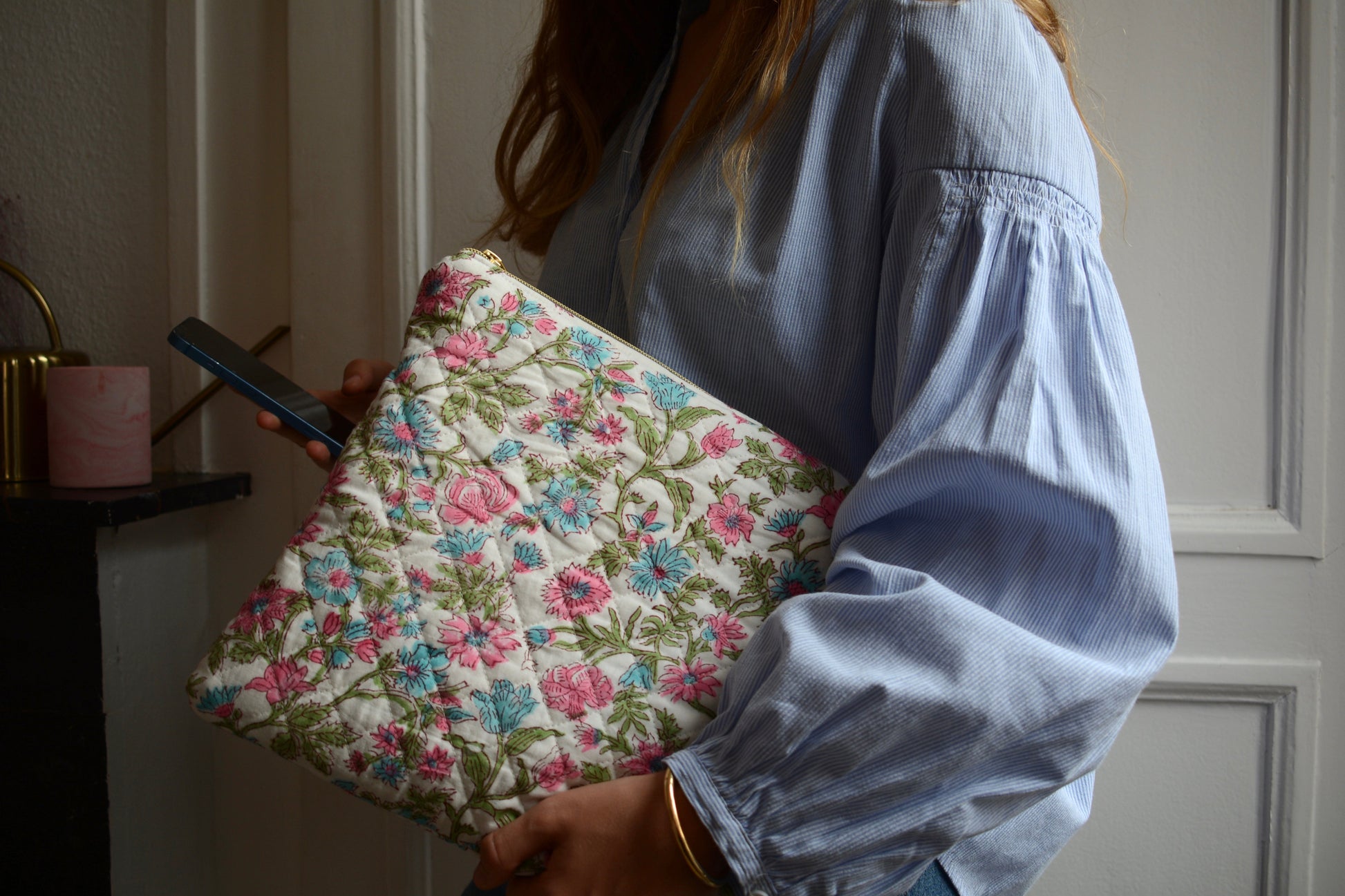 Housse pour ordinateur 13 pouces en tissu fleuri et matelassé bleu, blanc et rose - Maisonlili