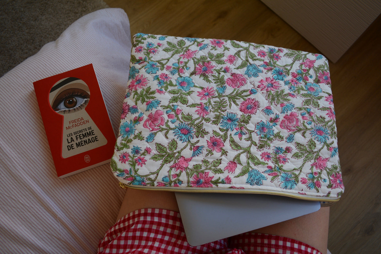 Housse pour ordinateur 13 pouces en tissu fleuri et matelassé bleu, blanc et rose - Maisonlili