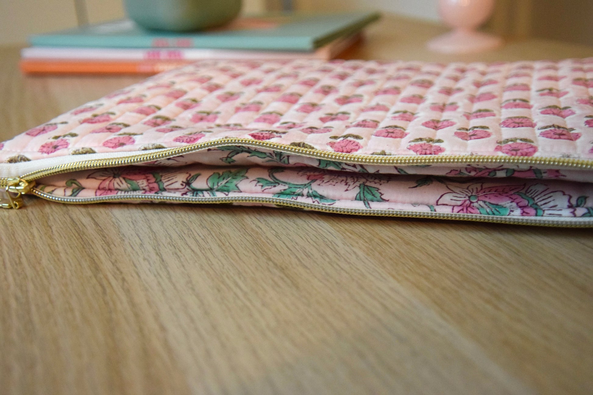 Housse pour ordinateur 13 pouces en tissu fleuri et matelassé block print indien rose clair - Maisonlili