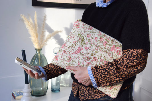 Housse pour ordinateur 13 pouces en tissu fleuri et matelassé écru et rosé - Maisonlili