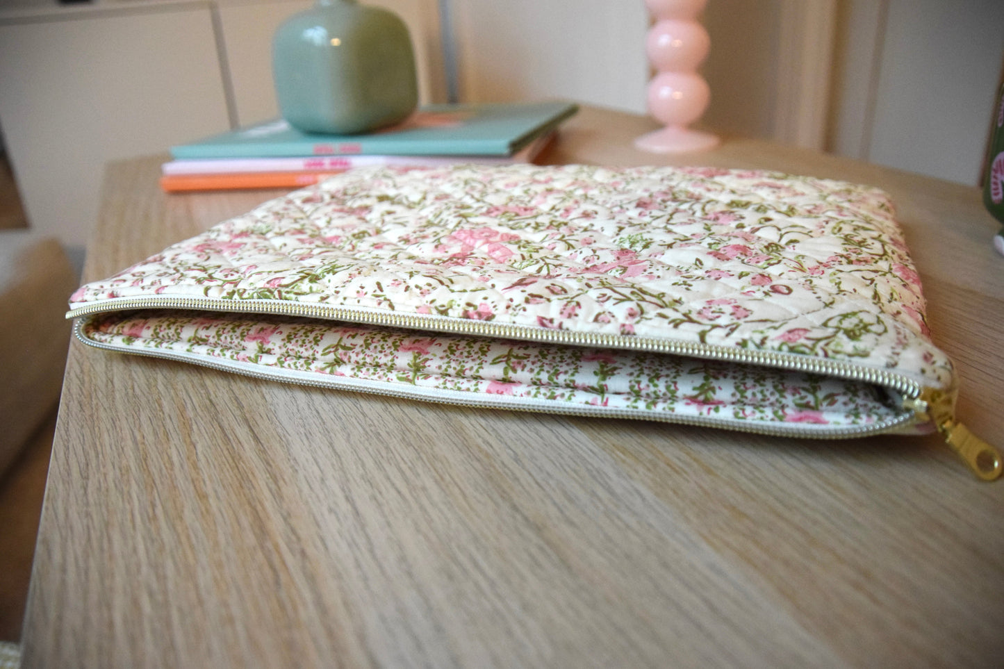 Housse pour ordinateur 13 pouces en tissu fleuri et matelassé écru et rosé - Maisonlili