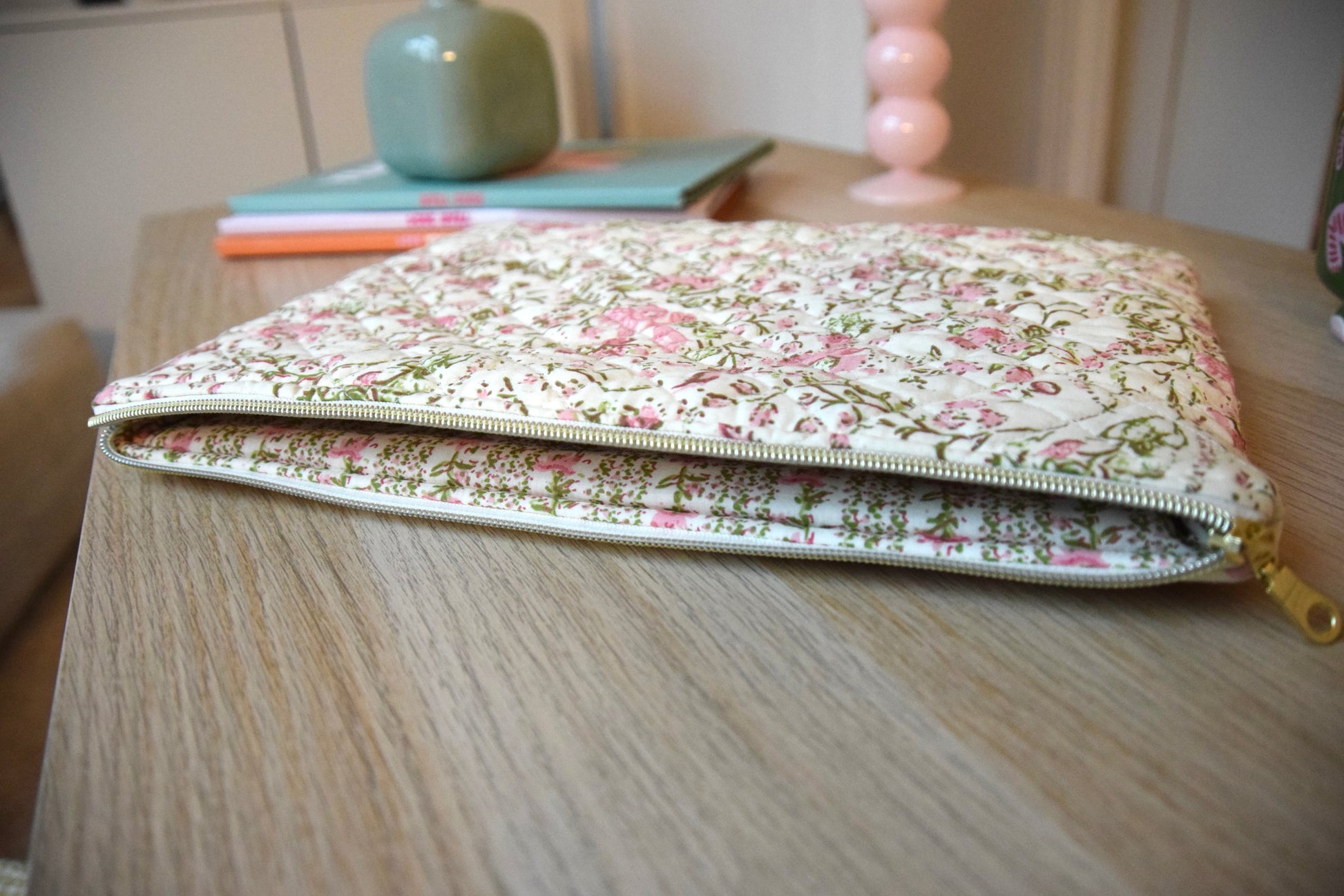 Housse pour ordinateur 13 pouces en tissu fleuri et matelassé écru et rosé - Maisonlili