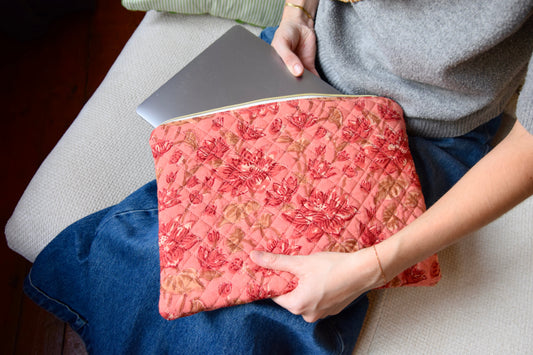 Housse pour ordinateur 13 pouces en tissu fleuri et matelassé modèle Chloé - Maisonlili