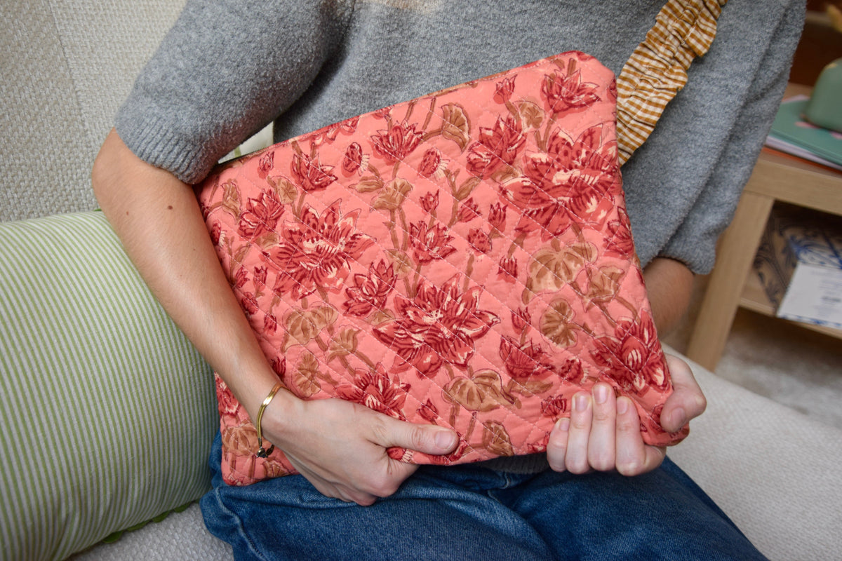 Housse pour ordinateur 13 pouces en tissu fleuri et matelassé modèle Chloé - Maisonlili