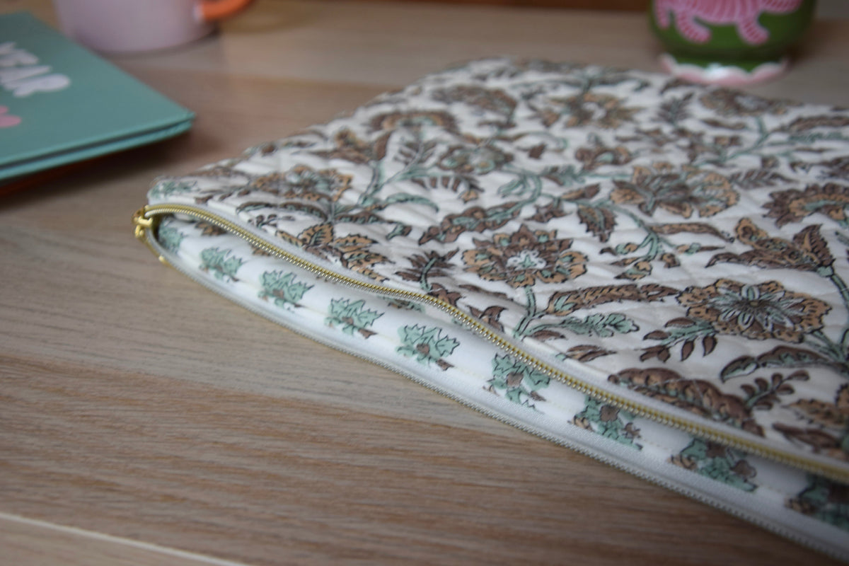Housse pour ordinateur 13 pouces en tissu fleuri et matelassé modèle Inès - Maisonlili