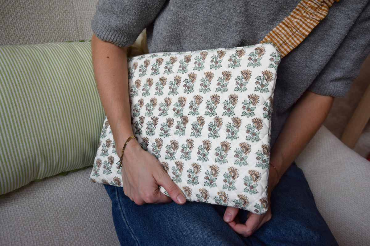 Housse pour ordinateur 13 pouces en tissu fleuri et matelassé modèle Juliana - Maisonlili