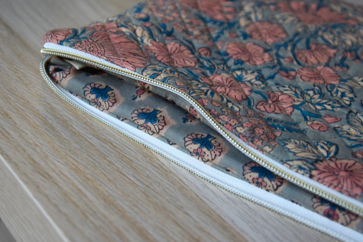 Housse pour ordinateur 13 pouces en tissu fleuri et matelassé modèle Léna - Maisonlili