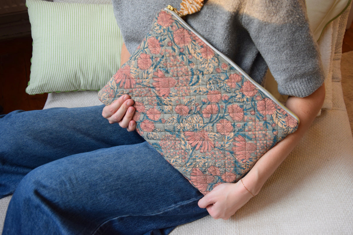 Housse pour ordinateur 13 pouces en tissu fleuri et matelassé modèle Léna - Maisonlili